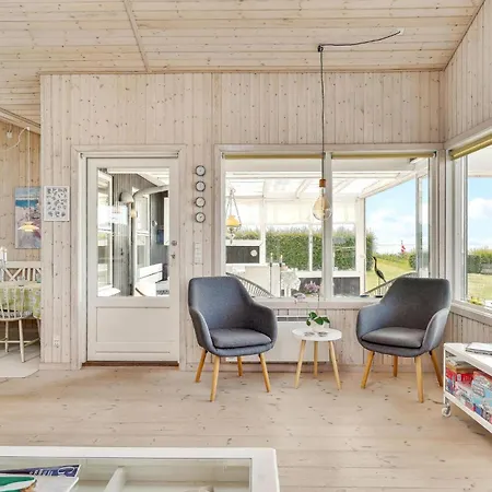 בית נופש 4 Bedroom Cozy In *