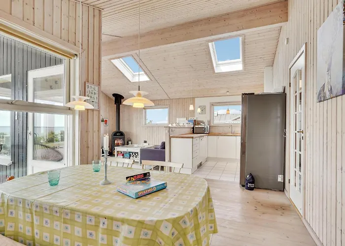 4 Bedroom Cozy In Casa de Férias